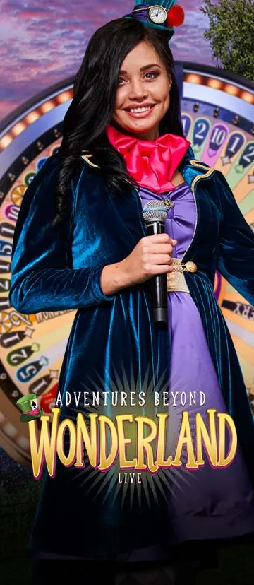 Moderatorin mit Mikrofon vor einem Glücksrad, Live-Show Adventures Beyond Wonderland